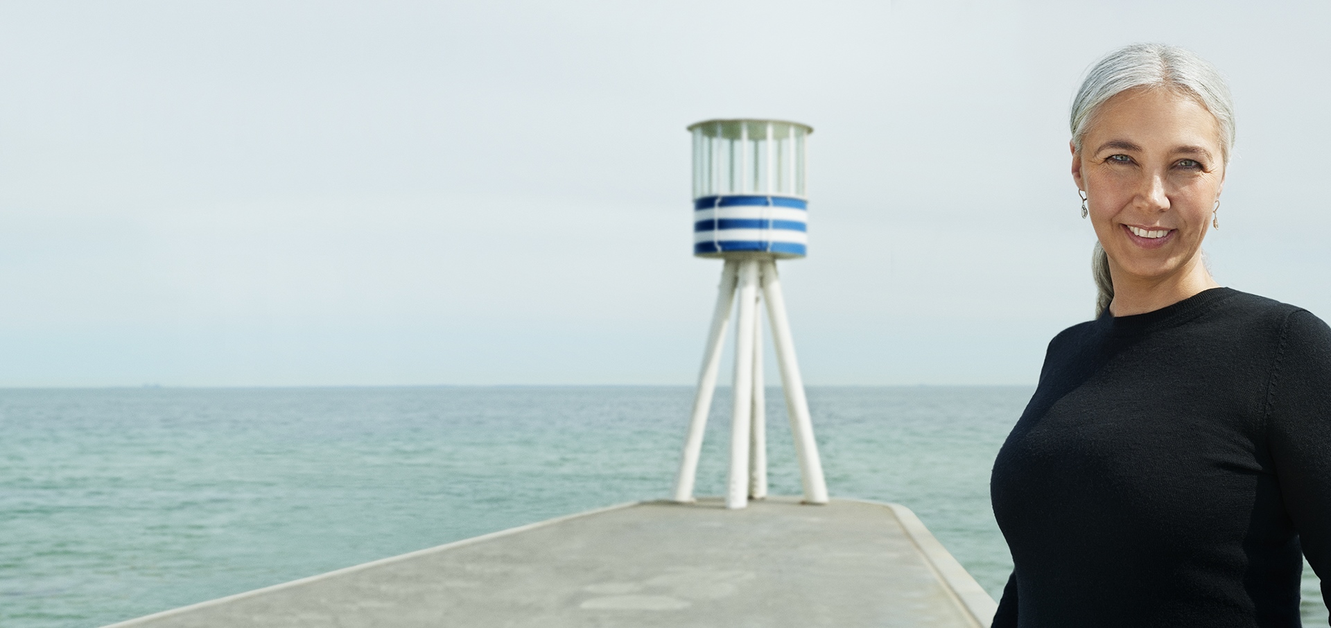 Jenny Eliassen ved mole ud til havet